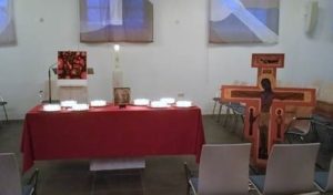 Altaar met Taizé-kruis